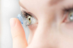 Opticien proposant des lentilles de contact